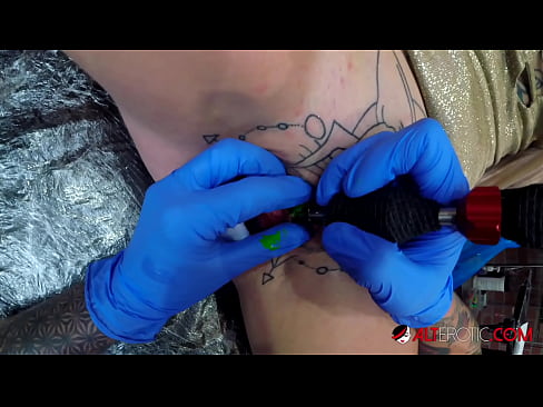 ❤️ Sully Savage, o bunăciune extrem de tatuată, și-a făcut un tatuaj pe clitorisul ei ❤❌  at ro.gayasianporn.ru ﹏